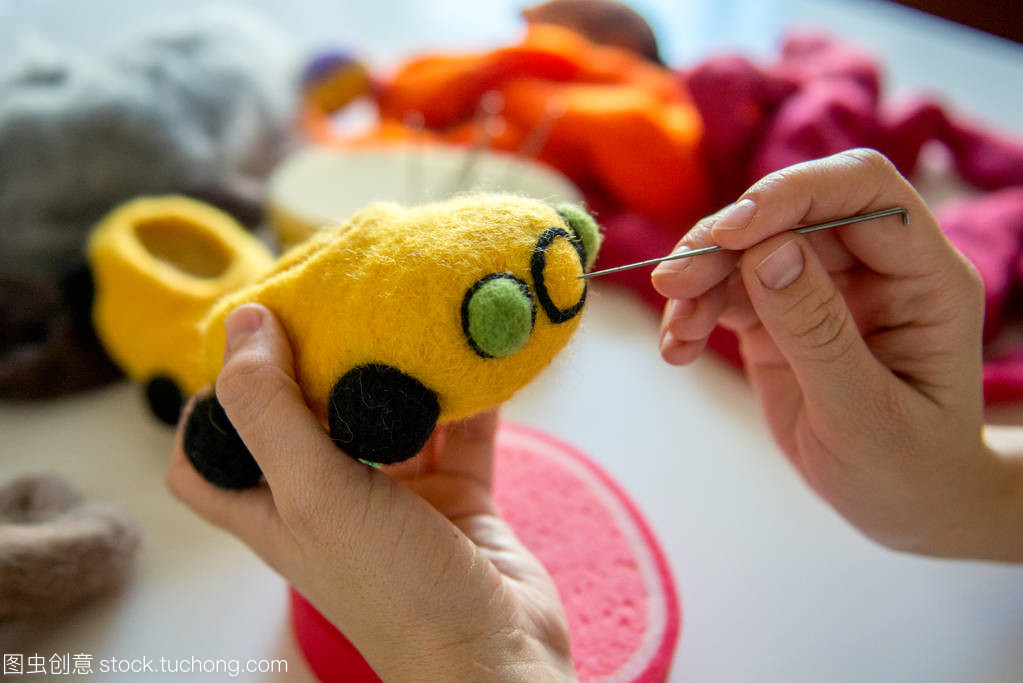 制造过程从羊毛软玩具