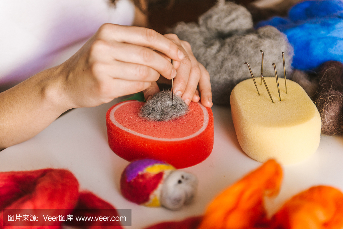 以羊毛为原料的毛绒玩具制造工艺。
